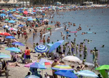 Εκατοντάδες Ισπανοί αναζητούν δροσιά στη (ζεστή) θάλασσα (φωτ.: EPA / Alvaro Cabrera)