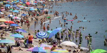 Εκατοντάδες Ισπανοί αναζητούν δροσιά στη (ζεστή) θάλασσα (φωτ.: EPA / Alvaro Cabrera)