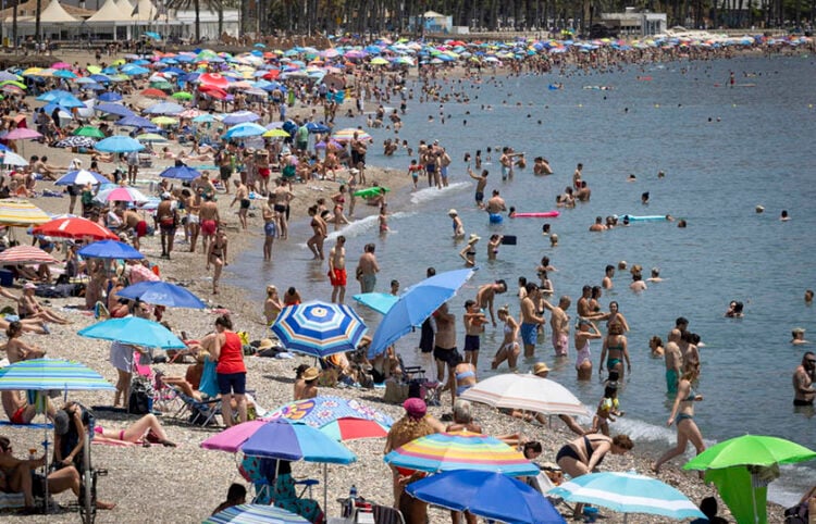 Εκατοντάδες Ισπανοί αναζητούν δροσιά στη (ζεστή) θάλασσα (φωτ.: EPA / Alvaro Cabrera)