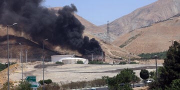 Καπνός έπειτα από ισραηλινό χτύπημα σε διυλιστήριο πετρελαίου έξω από την Τεχεράνη (φωτ.: EPA / Abedin Taherkenareh)