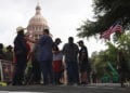 Διαδηλωτές έξω από το Καπιτώλιο του Τέξας (φωτ.: EPA / Dustin Safranek / Shutterstock Out)