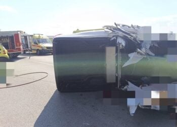 Το μοιραίο αγροτικό μετά τη σύγκρουση με τη νταλίκα (φωτ.: glomex)