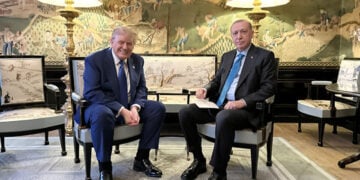 Στιγμιότυπο από τη συνάντηση Τραμπ-Ερντογάν στη Χάγη, στο περιθώριο της Συνόδου του ΝΑΤΟ (φωτ.: Προεδρία της Δημοκρατίας της Τουρκίας)