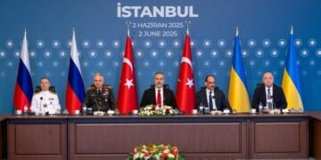 Στιγμιότυπο από την έναρξη των συνομιλιών μεταξύ Ουκρανίας και Ρωσίας στην Κωνσταντινούπολη. Στο κέντρο διακρίνεται ο Χακάν Φιντάν (φωτ.: EPA/Murat Gok/Υπουργείο Εξωτερικών της Τουρκίας)