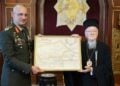 Ο αρχηγός ΓΕΕΘΑ Δημήτρης Χούπης και ο Οικουμενικός Πατριάρχης Βαρθολομαίος με τον χάρτη (φωτ.: Χ/ΓΕΕΘΑ-HNDGS)