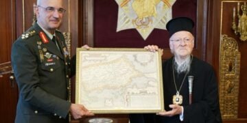 Ο αρχηγός ΓΕΕΘΑ Δημήτρης Χούπης και ο Οικουμενικός Πατριάρχης Βαρθολομαίος με τον χάρτη (φωτ.: Χ/ΓΕΕΘΑ-HNDGS)