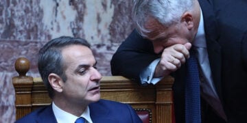 Κυριάκος Μητσοτάκης και Μάκης Βορίδης στα κυβερνητικά έδρανα (φωτ.: EUROKINISSI / Γιάννης Παναγόπουλος)