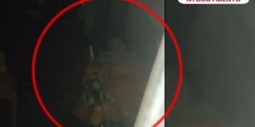 Στιγμιότυπο από το βίντεο που τράβηξε γείτονας και διακρίνεται το μωρό να είναι μόνο του στο μπαλκόνι (φωτ.: glomex)