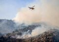 Ελικόπτερο κάνει ρίψεις νερού στη Χίο (φωτ.: EUROKINISSI/Κώστας Αναγνώστου)