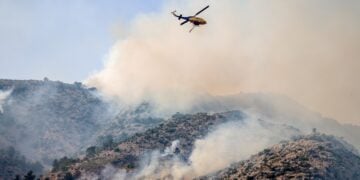 Ελικόπτερο κάνει ρίψεις νερού στη Χίο (φωτ.: EUROKINISSI/Κώστας Αναγνώστου)