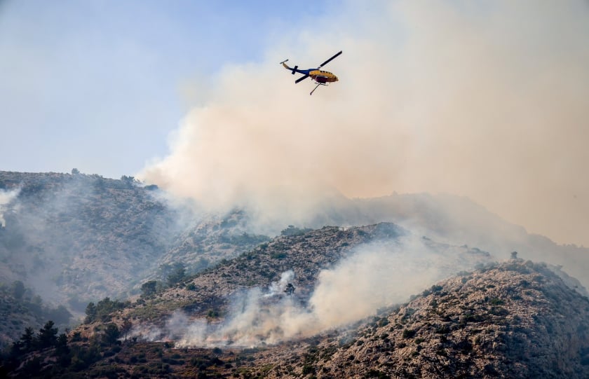 Ελικόπτερο κάνει ρίψεις νερού στη Χίο (φωτ.: EUROKINISSI/Κώστας Αναγνώστου)