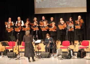 Στιγμιότυπο από παλιότερη εμφάνιση της χορωδίας του  Ποντιακού Πολιτιστικού Συλλόγου Μαυρόβατου «Το Καρς» (φωτ.: facebook/Ποντιακός Πολιτιστικός Σύλλογος Μαυροβάτου «Το Καρς»)
