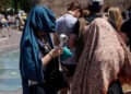 Με κάθε μέσο προσπαθούν να δροσιστούν οι τουρίστες στην Αθήνα (φωτ.: EUROKINISSI / Γιάννης Παναγόπουλος)