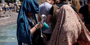 Με κάθε μέσο προσπαθούν να δροσιστούν οι τουρίστες στην Αθήνα (φωτ.: EUROKINISSI / Γιάννης Παναγόπουλος)