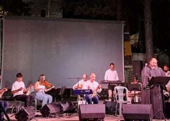 Στιγμιότυπο από το μουσικό αφιέρωμα «Δεν ξεχνώ καμίας κι ανασπάλω» σε επιμέλεια του Γεωργίου Πουλαντσακλή (φωτ.: panagiasoumela.gr)