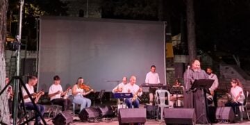 Στιγμιότυπο από το μουσικό αφιέρωμα «Δεν ξεχνώ καμίας κι ανασπάλω» σε επιμέλεια του Γεωργίου Πουλαντσακλή (φωτ.: panagiasoumela.gr)