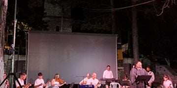 Στιγμιότυπο από το μουσικό αφιέρωμα «Δεν ξεχνώ καμίας κι ανασπάλω» σε επιμέλεια του Γεωργίου Πουλαντσακλή (φωτ.: panagiasoumela.gr)