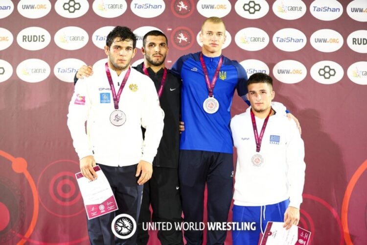 Στο βάθρο της κατηγορίας U20 -72kg της πάλης ανέβηκαν ο Γεωργιανός Αλεξάντερ Ρουσιτασβίλι (χρυσό), ο Αρμένιος Γκασπάρ Τερτεριάν (ασημένιο), ο Ουκρανός Ανατόλι Πασνάκ (χάλκινο) και ο Αρίωνας Κολιτσόπουλος (χάλκινο) (φωτ.: elop.gr)