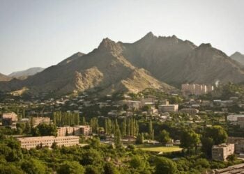 Η αρμενική πόλη Meghri στα νότια της χώρας, στην επαρχία Syunik, θεωρείται μια από τις επιλογές για να περάσει ο διάδρομος που θα συνδέει το Αζερμπαϊτζάν με τον αζέρικο θύλακα (πηγή: Wikimedia commons)
