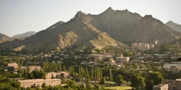 Η αρμενική πόλη Meghri στα νότια της χώρας, στην επαρχία Syunik, θεωρείται μια από τις επιλογές για να περάσει ο διάδρομος που θα συνδέει το Αζερμπαϊτζάν με τον αζέρικο θύλακα (πηγή: Wikimedia commons)