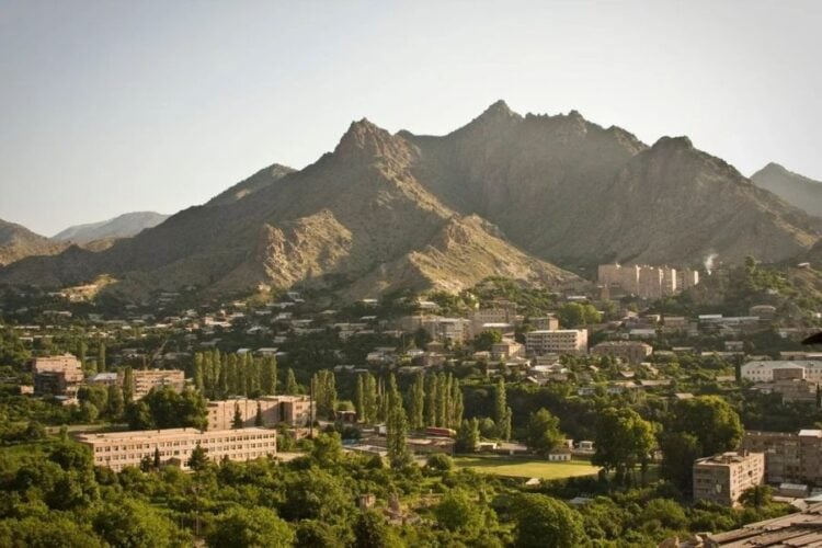 Η αρμενική πόλη Meghri στα νότια της χώρας, στην επαρχία Syunik, θεωρείται μια από τις επιλογές για να περάσει ο διάδρομος που θα συνδέει το Αζερμπαϊτζάν με τον αζέρικο θύλακα (πηγή: Wikimedia commons)