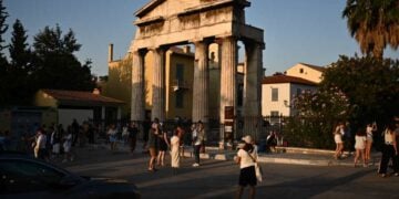 Στιγμιότυπο από το κέντρο της Αθήνας, χθες το απόγευμα
(φωτ.: Κώστας Τζούμας/ EUROKINISSI)