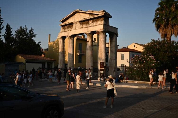 Στιγμιότυπο από το κέντρο της Αθήνας, χθες το απόγευμα
(φωτ.: Κώστας Τζούμας/ EUROKINISSI)