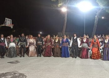 Το χορευτικό της Ένωσης Ποντίων και Μικρασιατών Λάρισας «Οι Ακρίτες» στο 14ο Αντάμωμα Όσσας Λάρισας (φωτ.: facebook.com/Ένωση Ποντίων Και Μικρασιατών Λάρισας Οι Ακρίτες)