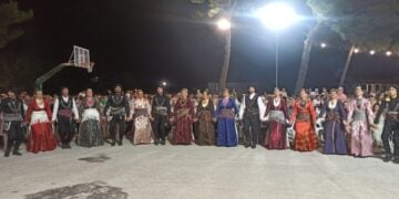 Το χορευτικό της Ένωσης Ποντίων και Μικρασιατών Λάρισας «Οι Ακρίτες» στο 14ο Αντάμωμα Όσσας Λάρισας (φωτ.: facebook.com/Ένωση Ποντίων Και Μικρασιατών Λάρισας Οι Ακρίτες)
