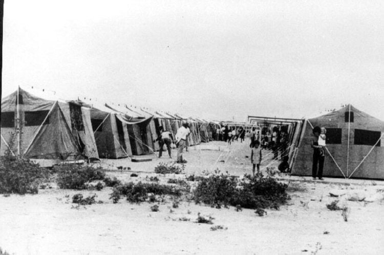 Φωτογραφία αρχείου με ημερομηνία 26/7/1974. Καταυλισμός προσφύγων στην Λάρνακα (πηγή: ΑΠΕ ΜΠΕ /ΓΓΕ / STR)