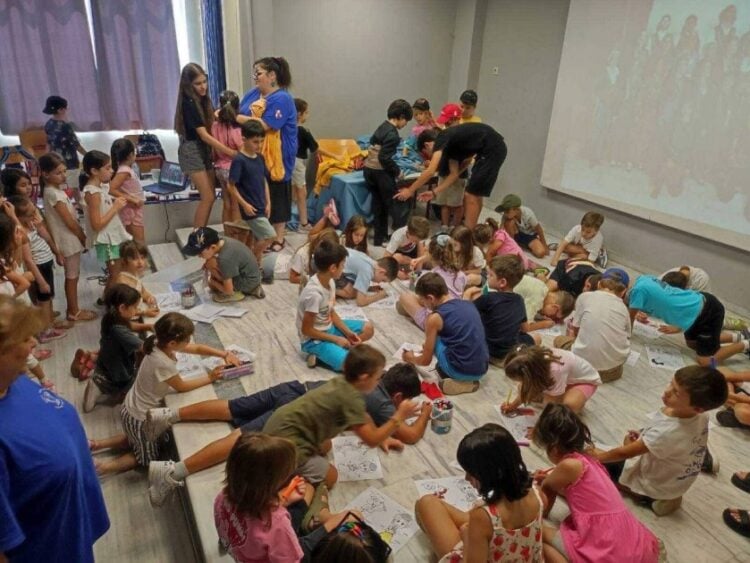 Απίστευτο ενδιαφέρον έδειξαν τα παιδιά για όσα τους ενημέρωσε με έξυπνο τρόπο η δυναμική ομάδα της Ένωσης Ποντίων Νέας Σμύρνης - Αγίου Δημητρίου - Παλαιού Φαλήρου «Μαύρη Θάλασσα» (φωτ.: facebook.com/imavrithalassa