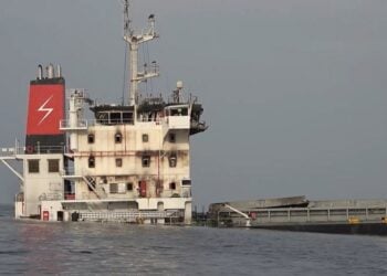 Απεικόνιση οθόνης από βίντεο που έδωσαν στη δημοσιότητα οι Χούθι και δείχνει το μισοβυθισμένο, εκείνη τη στιγμή, φορτηγό Eternity C, στην Ερυθρά Θάλασσα (φωτ.: EPA/ Houthis Military MediaA Center Handout)