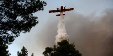 Πυροσβέστικό αεροσκάφος επιχειρεί στην κατάσβεση πυρκαγιάς που ξέσπασε χθες λίγο πριν τις 18:00 το απόγευμα σε αγροτοδασική έκταση στο Ασπροχώρι Ωρωπού (φωτ.: ΑΠΕ-ΜΠΕ/ Ορέστης Παναγιώτου)