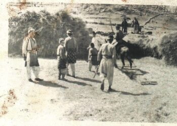 Η φωτογραφία με τίτλο «Φάρασα. Αλωνισμός» ελήφθη από τον Άγγλο ιστορικό και αρχαιολόγο William Reginald Halliday, ο οποίος συνόδευε τον συνάδελφό του αρχαιολόγο και γλωσσολόγο Richard MacGillivray Dawkins, στη δεύτερη αποστολή που πραγματοποίησε στα Φάρασα της Καππαδοκίας, μεταξύ 20-23 Ιουλίου 1911 (φωτ.: Δωρεά Τρύφωνα Τοπαλίδη στο Σύλλογο Καππαδοκών Πλατέος «Ο Βαρασός»)