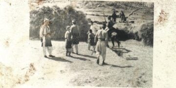 Η φωτογραφία με τίτλο «Φάρασα. Αλωνισμός» ελήφθη από τον Άγγλο ιστορικό και αρχαιολόγο William Reginald Halliday, ο οποίος συνόδευε τον συνάδελφό του αρχαιολόγο και γλωσσολόγο Richard MacGillivray Dawkins, στη δεύτερη αποστολή που πραγματοποίησε στα Φάρασα της Καππαδοκίας, μεταξύ 20-23 Ιουλίου 1911 (φωτ.: Δωρεά Τρύφωνα Τοπαλίδη στο Σύλλογο Καππαδοκών Πλατέος «Ο Βαρασός»)