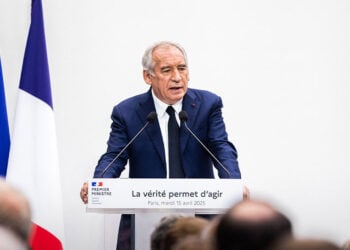 O Φρανσουά Μπαϊρού ανακοινώνει τα μέτρα για τη διάσωση της γαλλικής οικονομίας (φωτ.: X / 
François Bayrou)