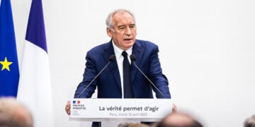 O Φρανσουά Μπαϊρού ανακοινώνει τα μέτρα για τη διάσωση της γαλλικής οικονομίας (φωτ.: X / 
François Bayrou)