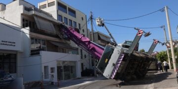 Γερανοφόρο όχημα έπεσε σε διώροφη κατοικία στο Περιστέρι. Σάββατο 26 Ιουλίου 2025 (φωτ.: Eurokinissi/Γιάννης Παναγόπουλος)