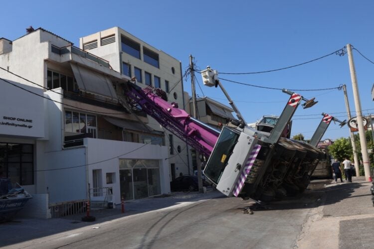 Γερανοφόρο όχημα έπεσε σε διώροφη κατοικία στο Περιστέρι. Σάββατο 26 Ιουλίου 2025 (φωτ.: Eurokinissi/Γιάννης Παναγόπουλος)