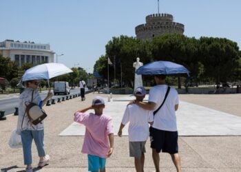 Τουρίστες κάνουν βόλτα στη Θεσσαλονίκη ενώ κρατούν ομπρέλες για να προστατευθούν από τον ήλιο, κατά τη διάρκεια ημέρας με πολύ υψηλές θερμοκρασίες (φωτ.: ΑΠΕ-ΜΠΕ/ΑΧΙΛΛΕΑΣ ΧΗΡΑΣ)
