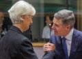 Η πρόεδρος της Ευρωπαϊκής Κεντρικής Τράπεζας Κριστίν Λαγκάρντ και ο πρόεδρος του Eurogroup Πασκάλ Ντόναχιου, στις Βρυξέλλες (φωτ.: EPA/OLIVIER MATTHYS)