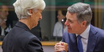 Η πρόεδρος της Ευρωπαϊκής Κεντρικής Τράπεζας Κριστίν Λαγκάρντ και ο πρόεδρος του Eurogroup Πασκάλ Ντόναχιου, στις Βρυξέλλες (φωτ.: EPA/OLIVIER MATTHYS)