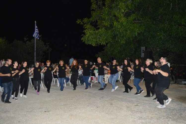 Στιγμιότυπο από παλαιότερο χορό του Πολιτιστικού Συλλόγου Λιβαδερού-Δενδρακίων «Ρωμανία» (φωτ.: facebook.com/groups/pslivaderou)