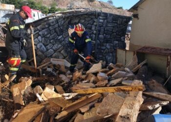 Άντρες της ΕΜΑΚ ερευνούν για αγνοούμενους στο αμαξοστάσιο του δήμου Μάνδρας (φωτ.:  ΑΠΕ-ΜΠΕ/ Συμέλα Παντζαρτζή)