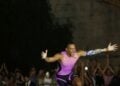 Ο Ολυμπιονίκης Εμμανουήλ Καραλής πανηγυρίζει μετά το επιτυχημένη προσπάθεια στο άλμα επί κοντώ στο 5.93 κατά τη διάρκεια του μίτινγκ «Fly Athens» στο Παναθηναϊκό Στάδιο (φωτ.: ΑΠΕ-ΜΠΕ/Αλέξανδρος Μπελτές)