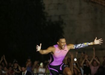 Ο Ολυμπιονίκης Εμμανουήλ Καραλής πανηγυρίζει μετά το επιτυχημένη προσπάθεια στο άλμα επί κοντώ στο 5.93 κατά τη διάρκεια του μίτινγκ «Fly Athens» στο Παναθηναϊκό Στάδιο (φωτ.: ΑΠΕ-ΜΠΕ/Αλέξανδρος Μπελτές)