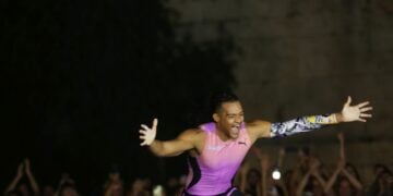 Ο Ολυμπιονίκης Εμμανουήλ Καραλής πανηγυρίζει μετά το επιτυχημένη προσπάθεια στο άλμα επί κοντώ στο 5.93 κατά τη διάρκεια του μίτινγκ «Fly Athens» στο Παναθηναϊκό Στάδιο (φωτ.: ΑΠΕ-ΜΠΕ/Αλέξανδρος Μπελτές)