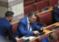 Ο βουλευτής Νικόλαος Παπαδόπουλος ψηφίζει στη συζήτηση και λήψη απόφασης, σύμφωνα με το άρθρο  62 του Συντάγματος και τα άρθρα 43Α και 83 του Κανονισμού της Βουλής, για τη δική του αίτηση άρσης ασυλίας αλλά και για εκείνη του βουλευτή Λευτέρη Αυγενάκη (φωτ.: ΑΠΕ-ΜΠΕ/Αλέξανδρος Βλάχος)