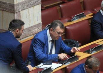 Ο βουλευτής Νικόλαος Παπαδόπουλος ψηφίζει στη συζήτηση και λήψη απόφασης, σύμφωνα με το άρθρο  62 του Συντάγματος και τα άρθρα 43Α και 83 του Κανονισμού της Βουλής, για τη δική του αίτηση άρσης ασυλίας αλλά και για εκείνη του βουλευτή Λευτέρη Αυγενάκη (φωτ.: ΑΠΕ-ΜΠΕ/Αλέξανδρος Βλάχος)
