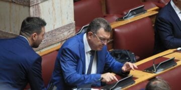Ο βουλευτής Νικόλαος Παπαδόπουλος ψηφίζει στη συζήτηση και λήψη απόφασης, σύμφωνα με το άρθρο  62 του Συντάγματος και τα άρθρα 43Α και 83 του Κανονισμού της Βουλής, για τη δική του αίτηση άρσης ασυλίας αλλά και για εκείνη του βουλευτή Λευτέρη Αυγενάκη (φωτ.: ΑΠΕ-ΜΠΕ/Αλέξανδρος Βλάχος)